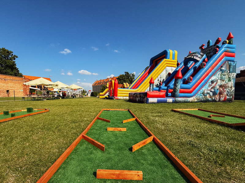 Minigolf i dmuchane zamki do skakania w hotelu Zamek Gniew