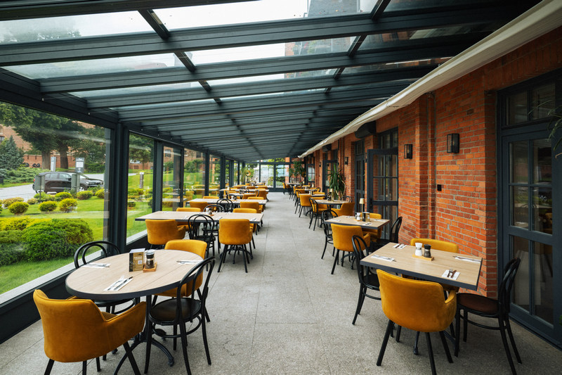 Widokowy taras restauracyjny w hotelu Zamek Gniew