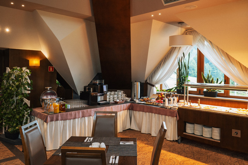 Bufet w restauracji 4 Pory Roku w hotelu Czarny Groń