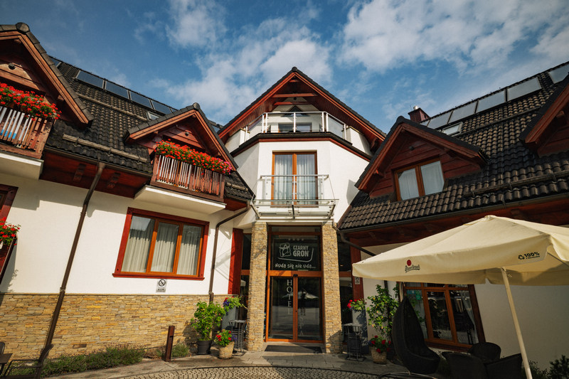 Wejście do hotelu Czarny Groń