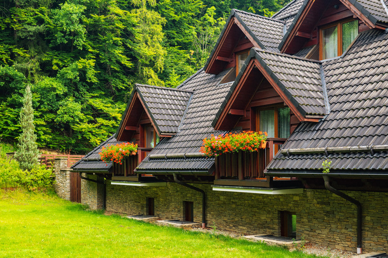 Hotel Czarny Groń otoczony zielenią, w górach