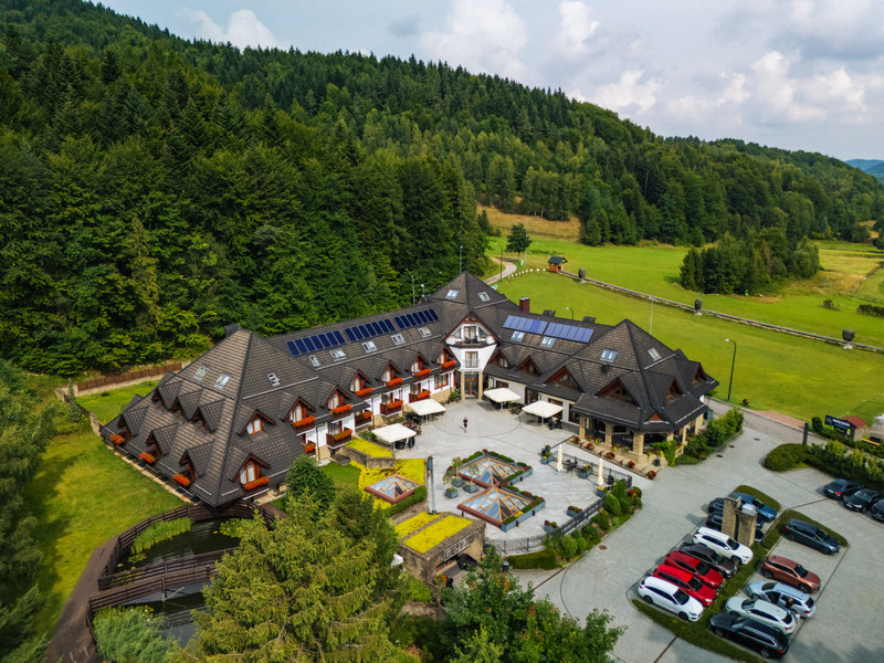 Hotel Czarny Groń w sąsiedztwie lasu