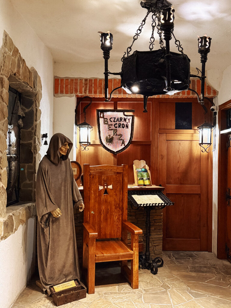Wejście do Oberży Czarny Groń w hotelu Czarny Groń