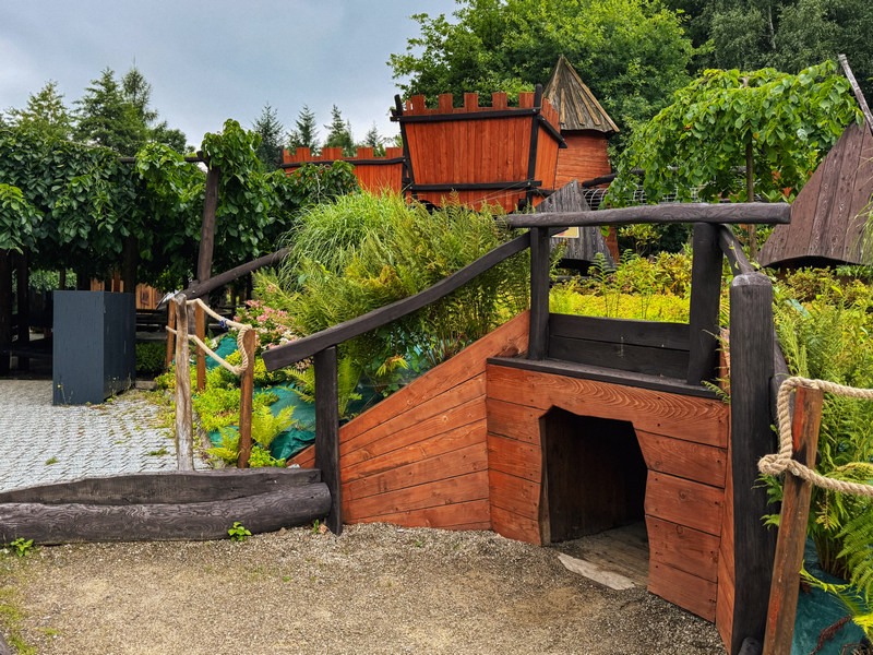 Magiczna Osada - wypełniony atrakcjami leśny park/plac zabaw dla dzieci w hotelu  Czarny Groń