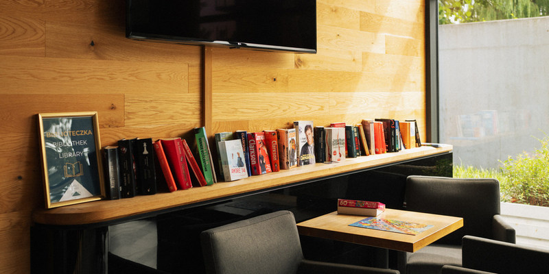 Biblioteczka w aparthotelu w Mielnie