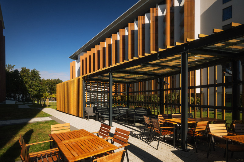 Letni taras w hotelu nad morzem