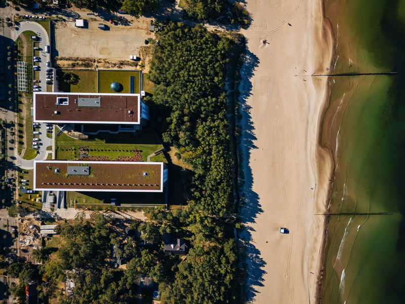 Widok resortu nad morzem z drona