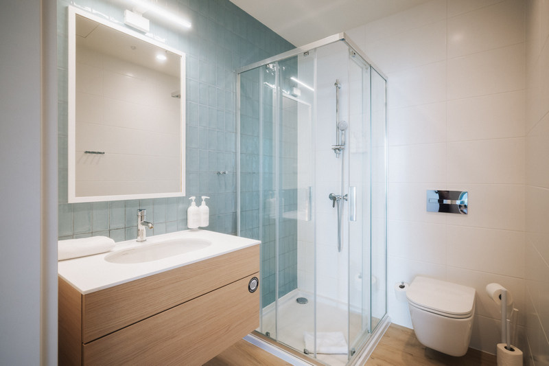 Hotelowa łazienka z prysznicem