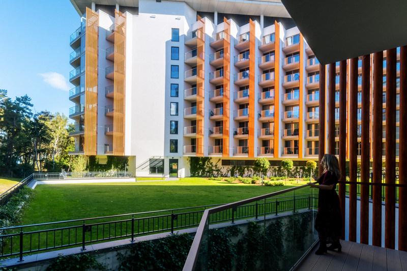 Kobieta na balkonie resortu nad morzem