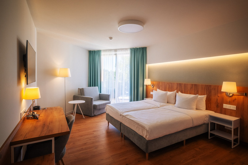 Wygodny pokój hotelowy nad morzem