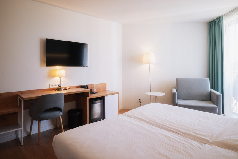 Pokój hotelowy z lodówką, sejfem i czajnkiem