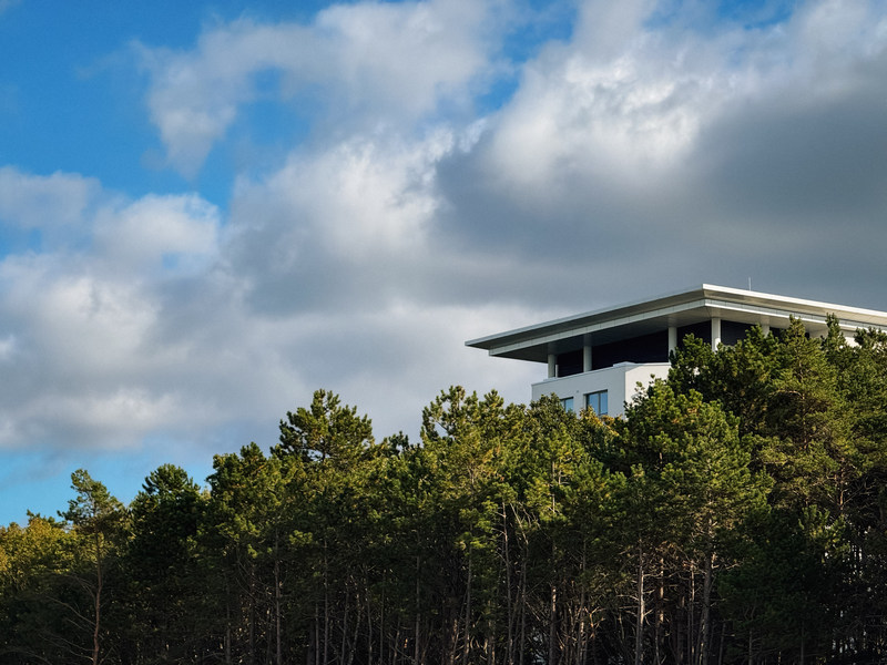 Resort nad morzem otoczony lasem