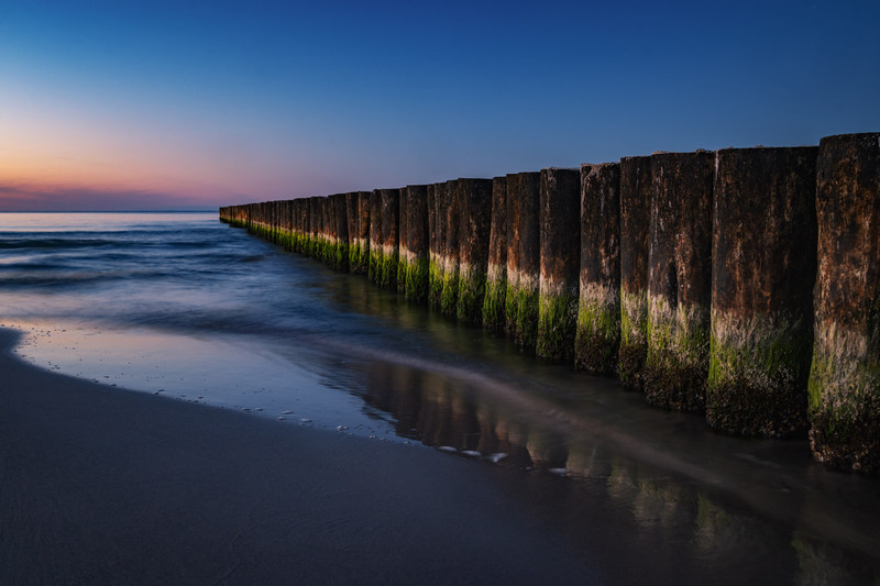 Falochrony na plaży w Pobierowie