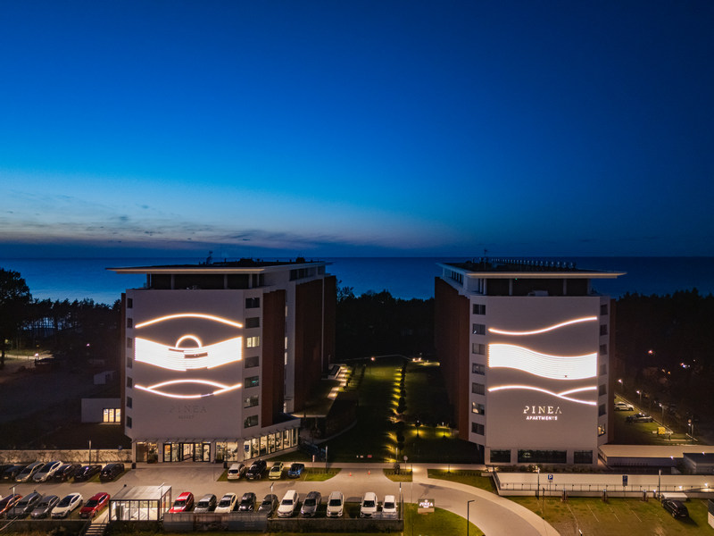 Budynki resortu w Pobierowie w nocy