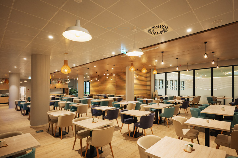 Eleganckie wnętrza restauracji w resorcie nad morzem