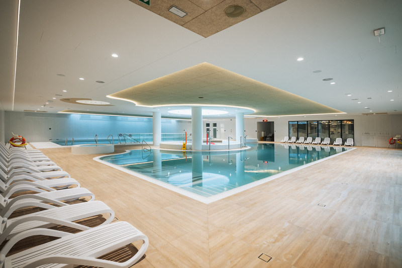 Basen z leżakami w hotelu nad morzem