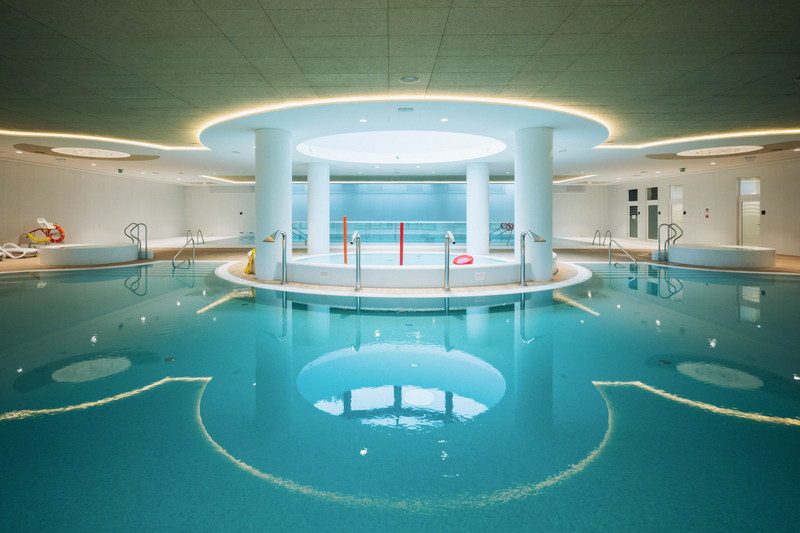 Basen w hotelu w Pobierowie