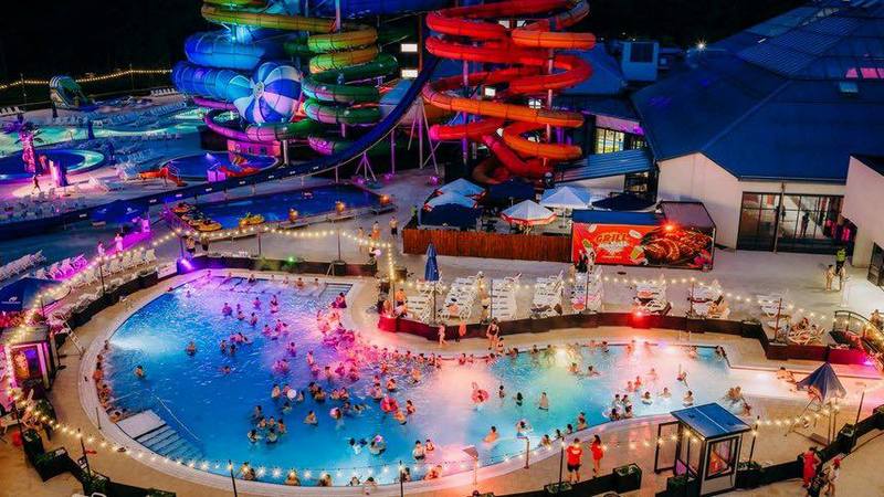 Aquapark Fala w Łodzi nocą