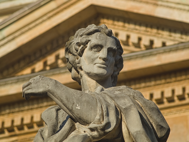 Barokowa rzeźba apostoła przed kościołem Świętych Apostołów Piotra i Pawła w Krakowie