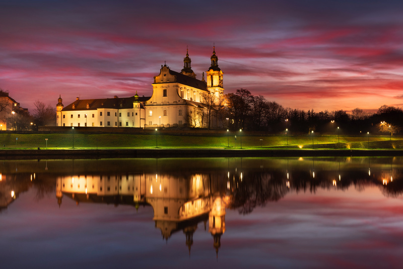 Bazylika św. Michała Archanioła i św. Stanisława w Krakowie o wschodzie słońca nad Wisłą
