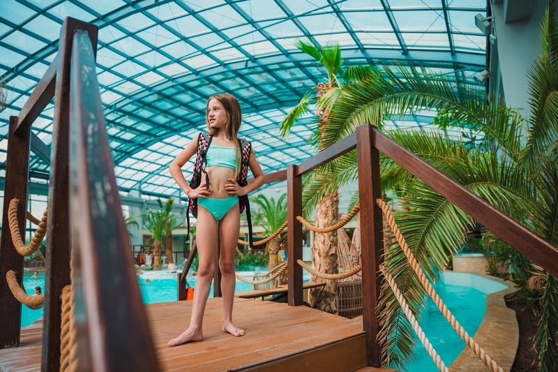 Dziewczynka na mostku w aquaparku w Basenach Tropikalnych Binkowski Resort