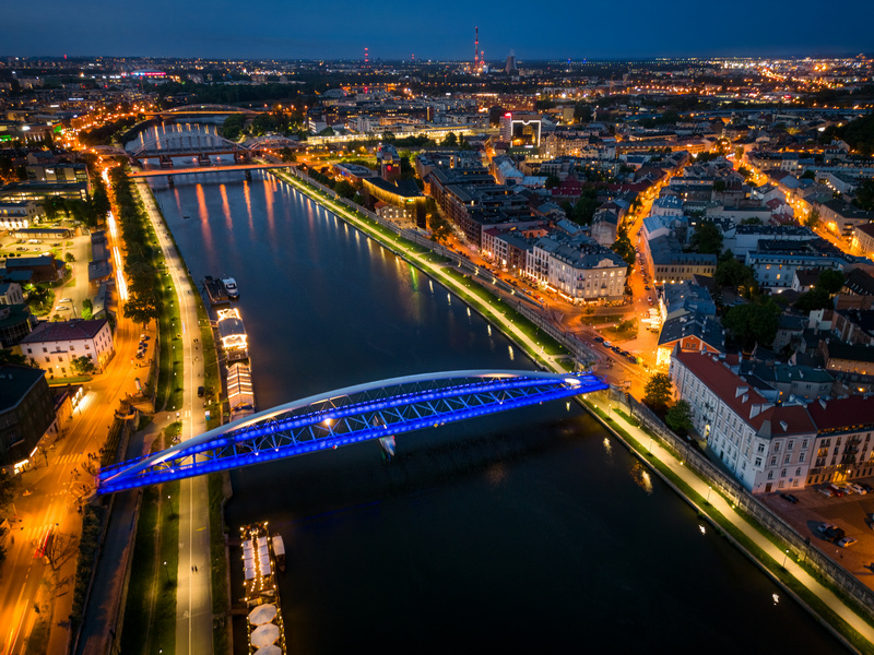 Kładka Ojca Bernatki nocą, łącząca Kazimierz z centrum Krakowa
