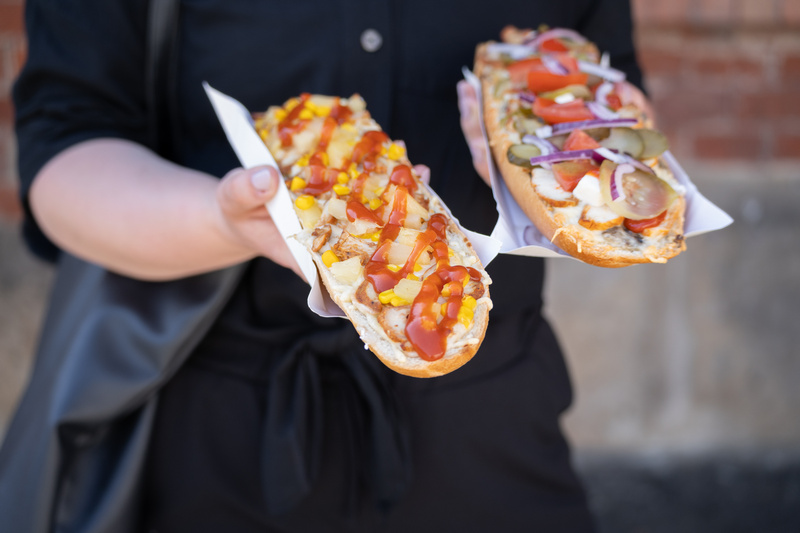  Kobieta trzymająca zapiekanki z Okrąglaka na Kazimierzu w Krakowie