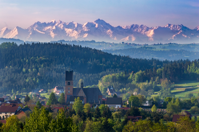 Kościół w Rabce Zdroju z widokiem na Tatry