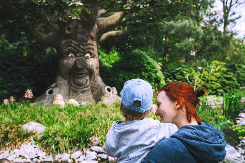 Mama z synkiem przy bajkowym drzewie w Efteling