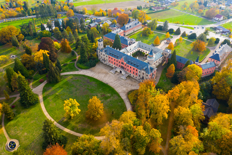 Park z pałacem w Libercu w jesiennej odsłonie