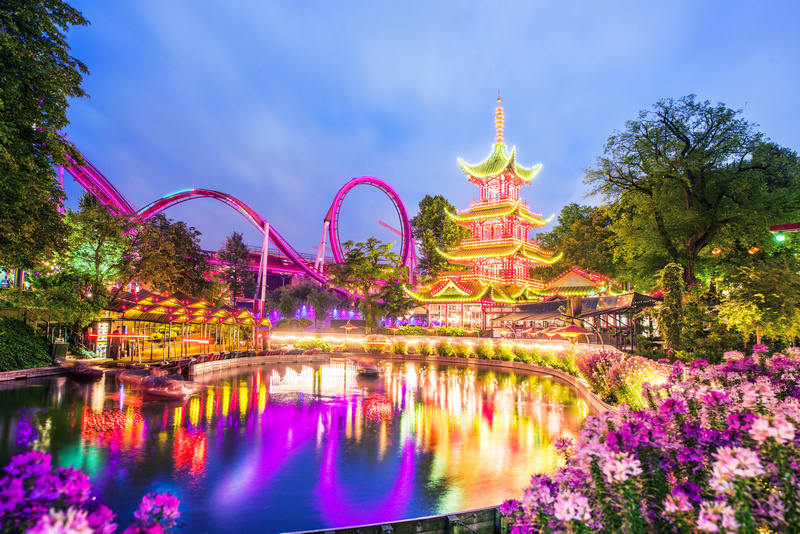 Podświetlony Tivoli Gardens wieczorem