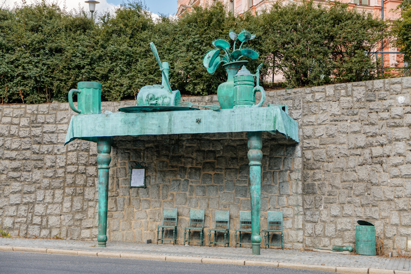 Przystanek autobusowy z rzeźbą Uczta Olbrzymów w Libercu