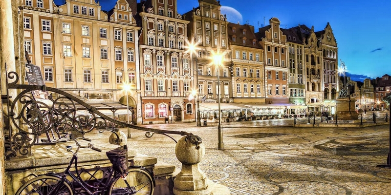 Widok Hotelu Polonia wśród kamienic na wrocławskim rynku