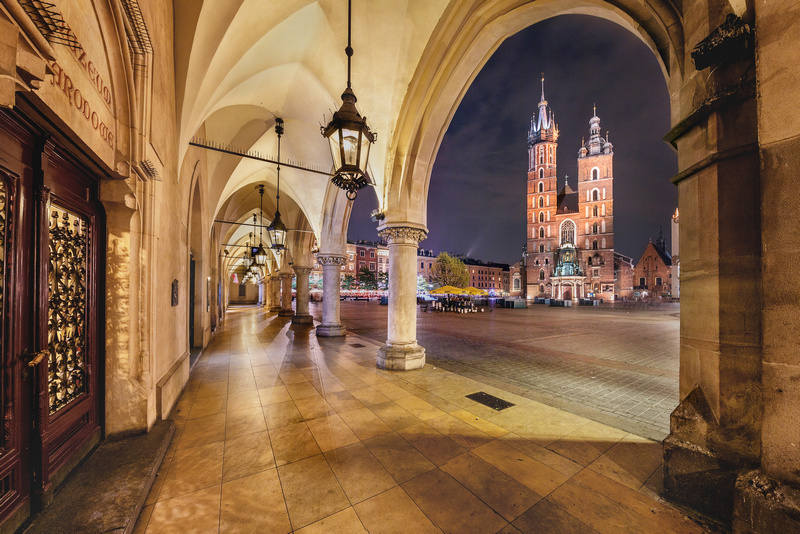 Widok Kościoła Mariackiego spod Sukiennic wieczorem