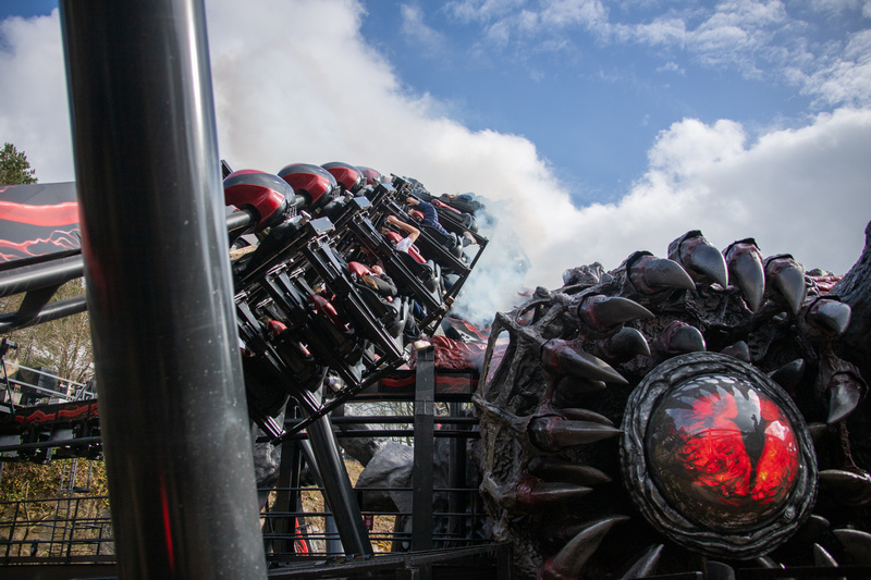 Widok kolejki Nemesis Reborn w Alton Towers