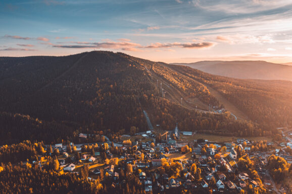 Harrachov – jakie atrakcje skrywa to czeskie miasto w Karkonoszach?