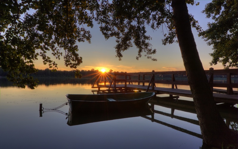 Zachód słońca nad jeziorem w Wolsztynie