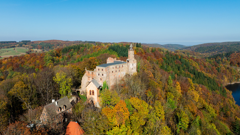 Zamek Grodno w jesiennej aurze