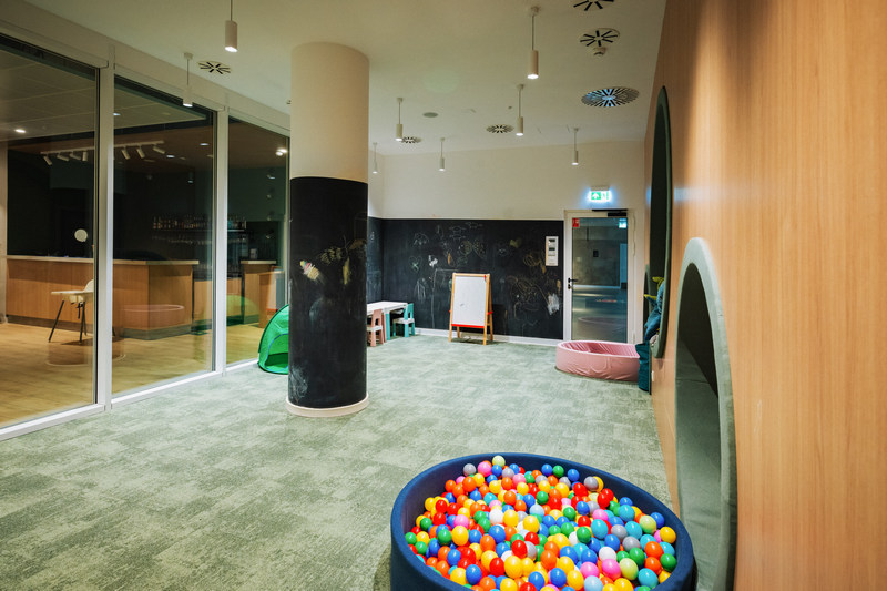 Basen z kulkami w sali zabaw dla dzieci