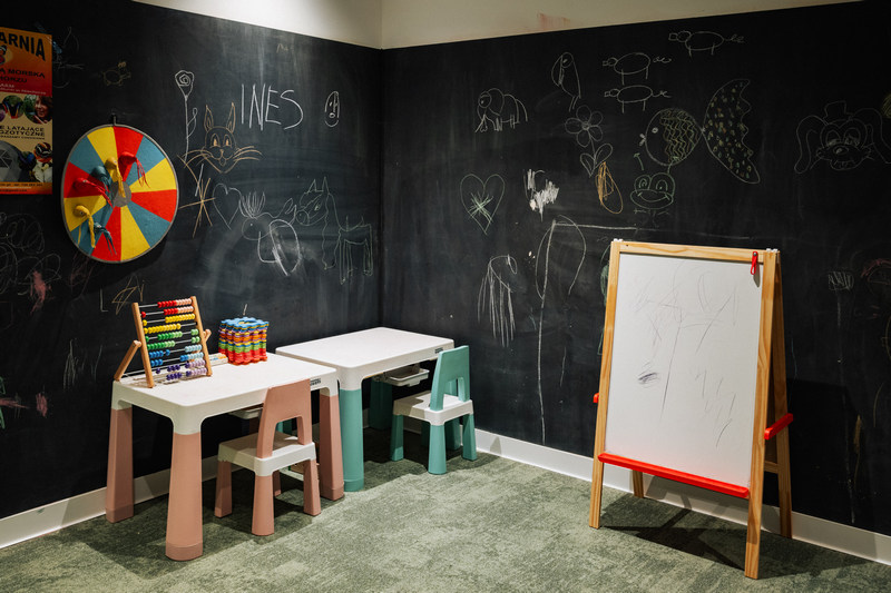 Sala zabaw dla dzieci ze ścianą pomalowaną farbą tablicową