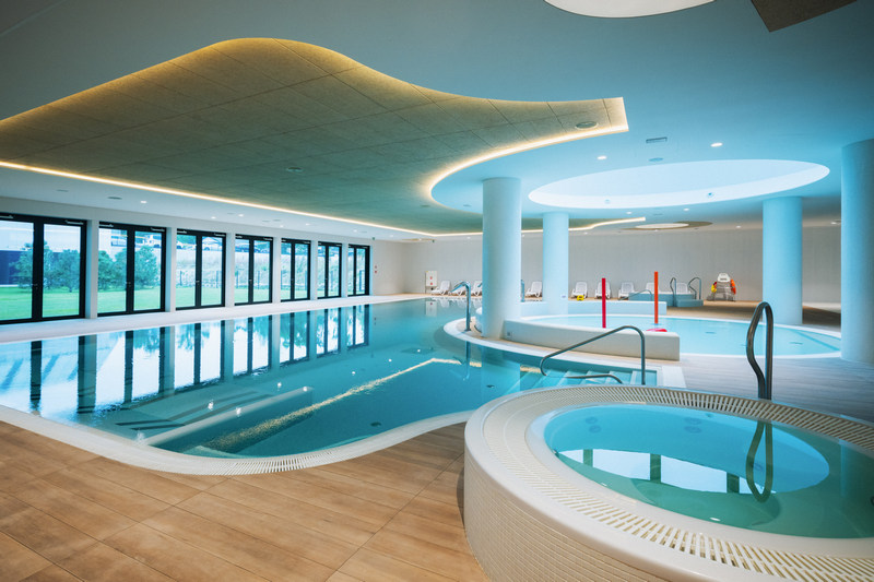 Strefa basenowa z 3 basenami w hotelu nad morzem