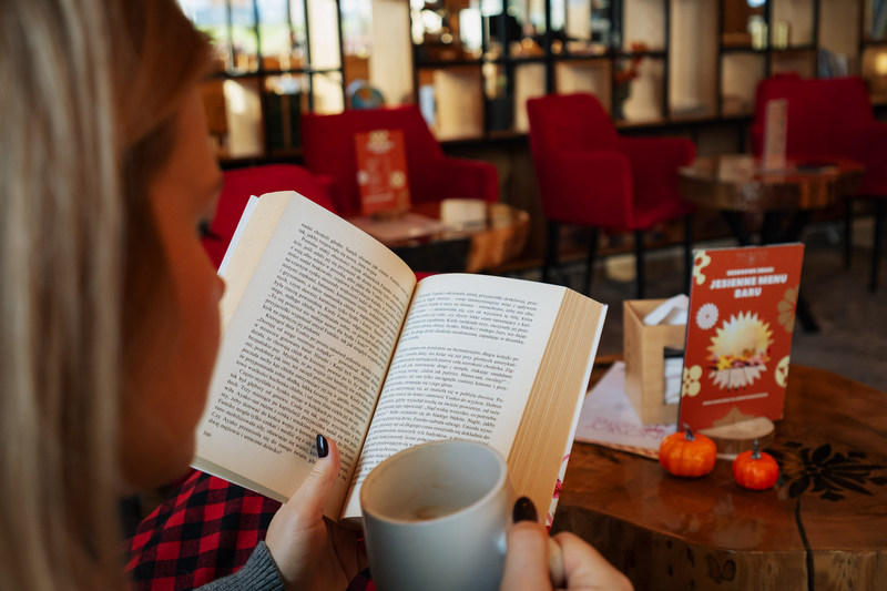Kobieta czytająca książkę w hotelowym barze w Białce Tatrzańskiej