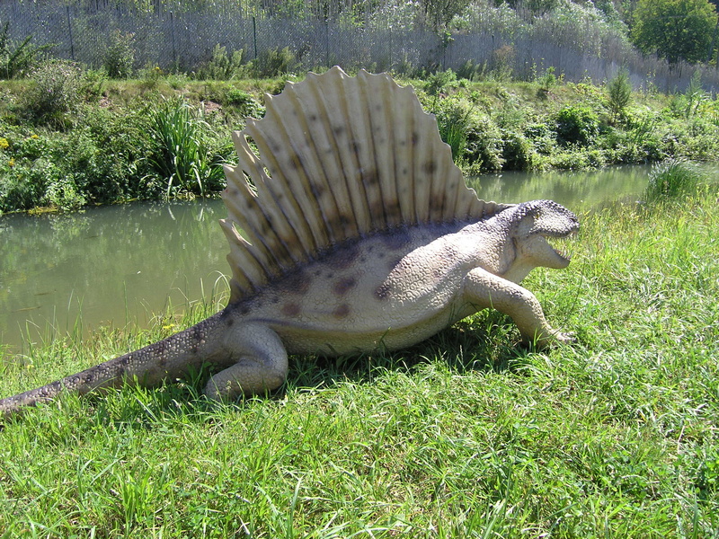 Figura dinozaura nad rzeczką