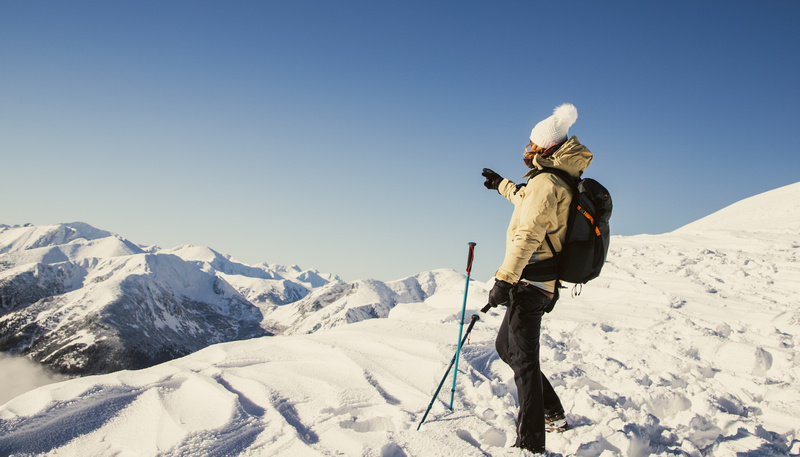 Kobieta z plecakiem zimą w górach