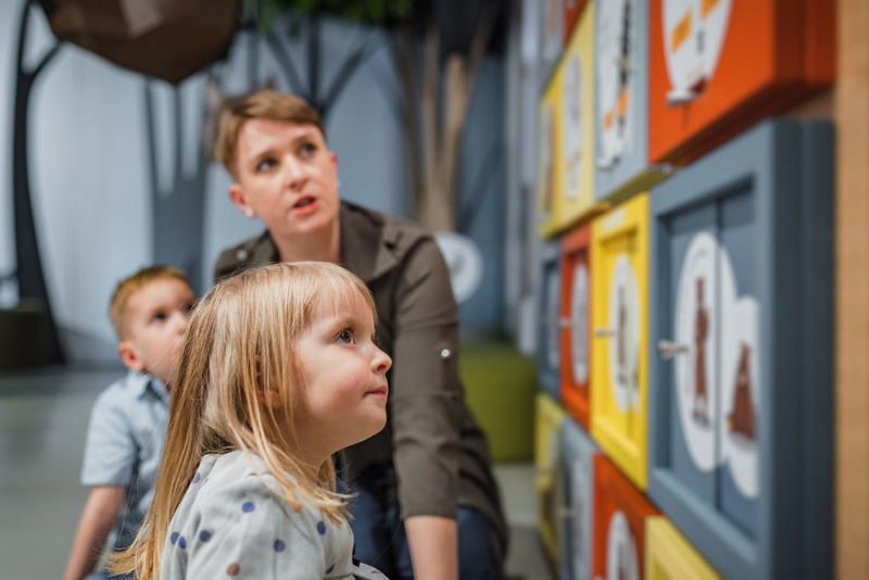 Mama i dzieci w muzeum historycznym