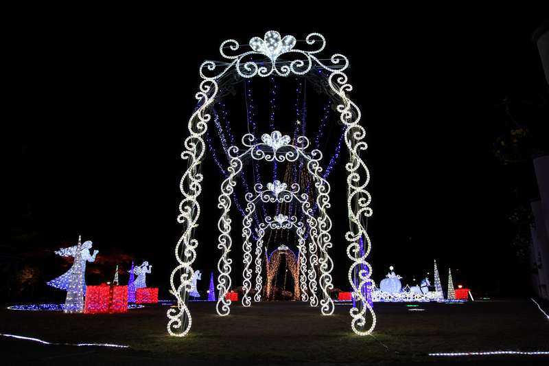 Podświetlana brama wprowadzająca do ogrodu światła