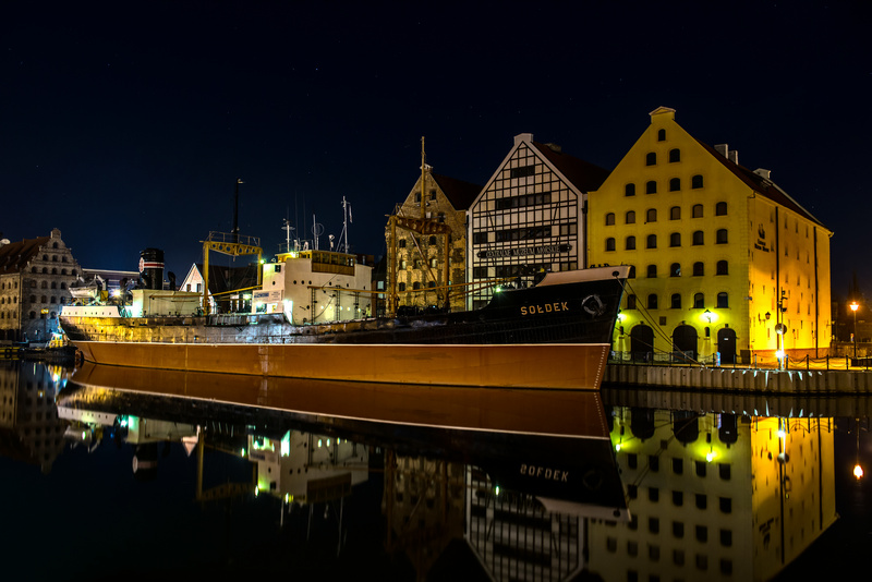 Statek Sołdek w Gdańsku nocą
