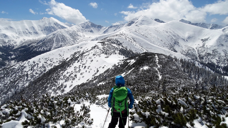 Turysta na tle ośnieżonych Tatr
