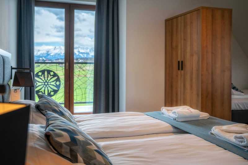 Widok na Tatry z pokoju hotelowego