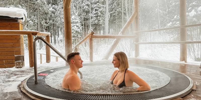 Zewnętrzne jacuzzi w górach zimą